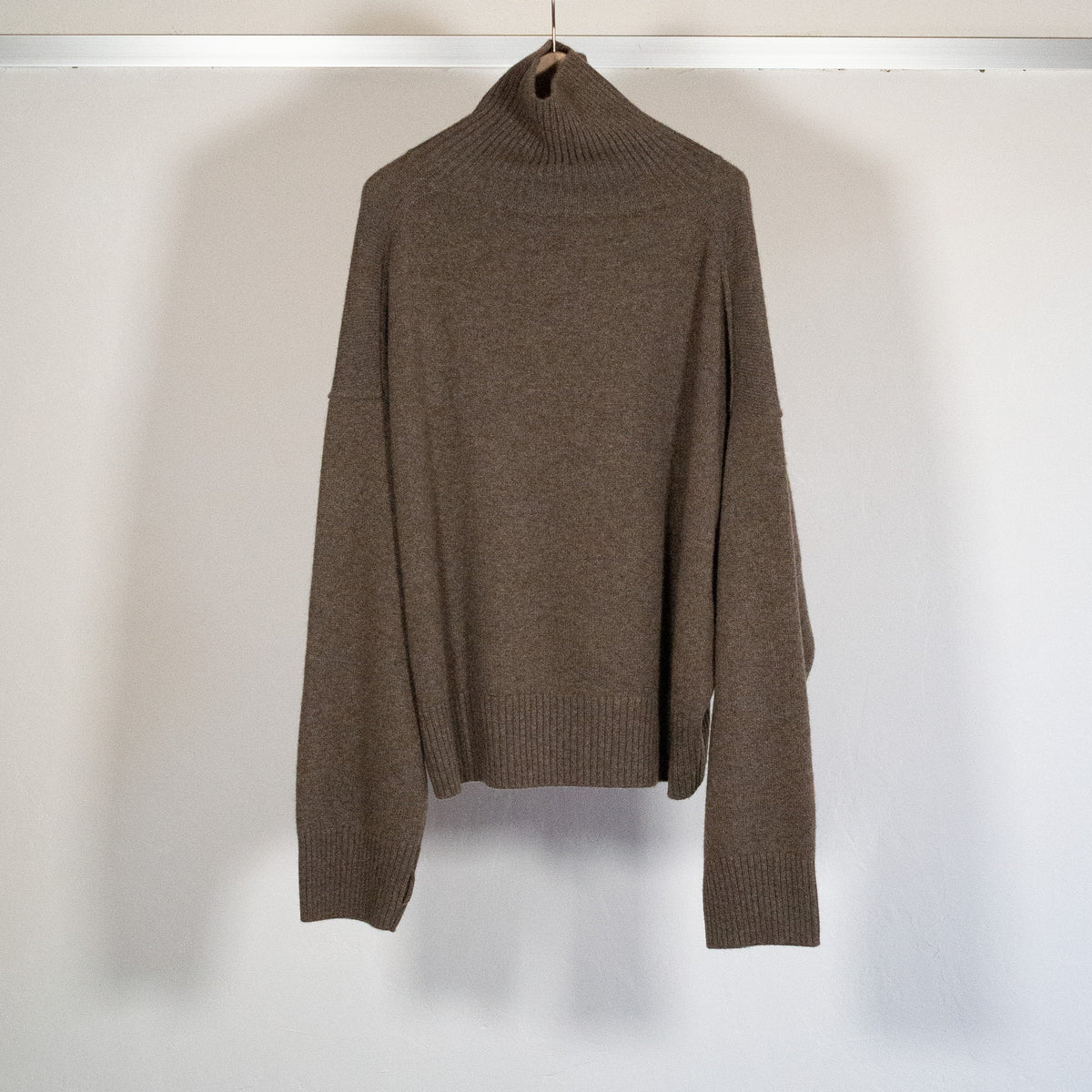 SEEALL EXTRAOVER HIGHNECK SWEATER – NON FLAG